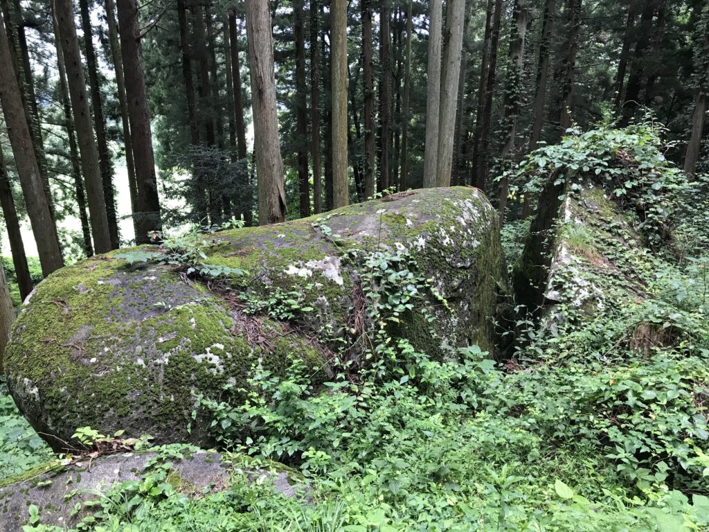 巨石　躰内くぐり(胎内くぐり)